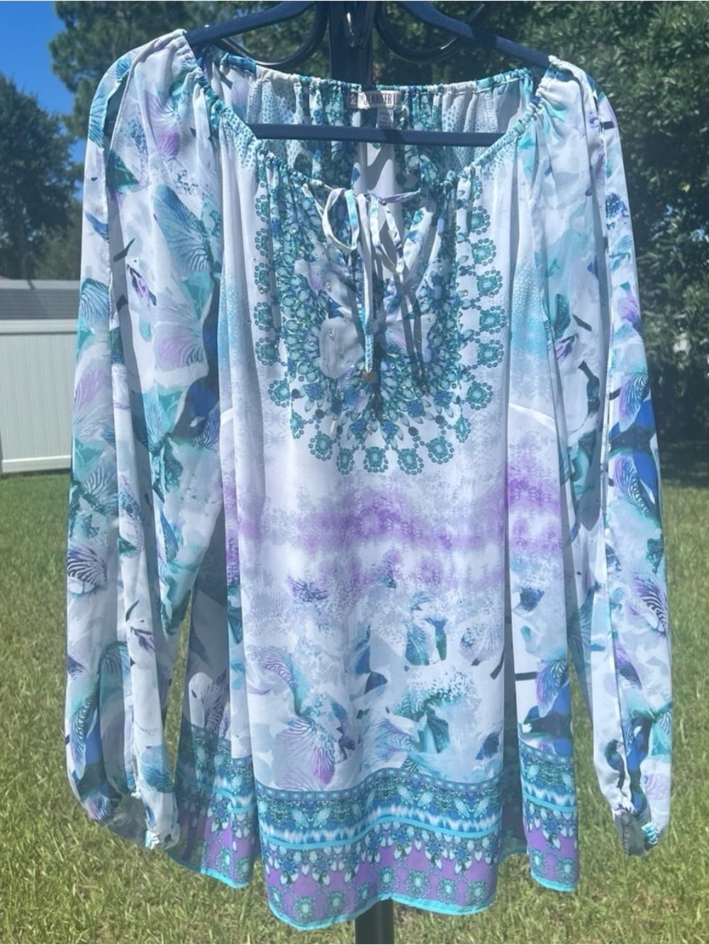 Jennifer Lopez cold shoulder top